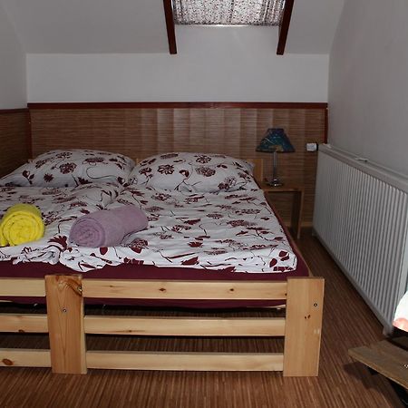 Penzion Bulhary S Vinnym Sklepem Exterior foto