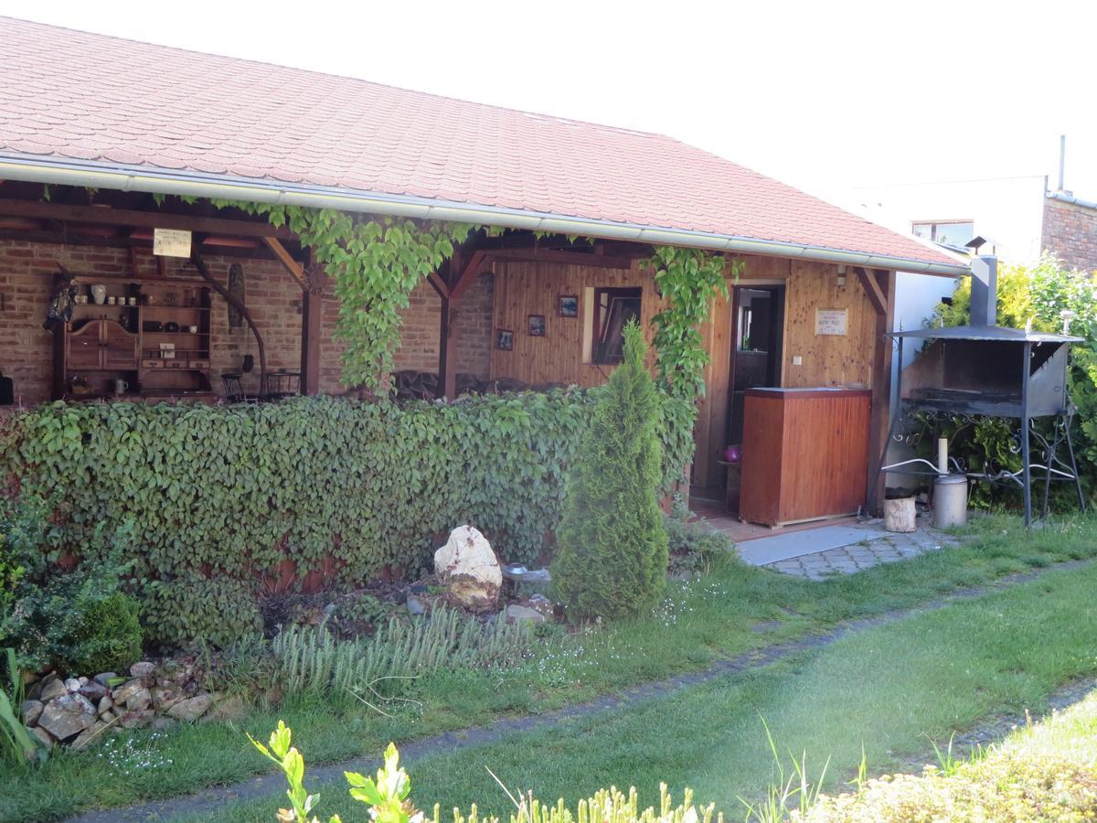 Penzion Bulhary S Vinnym Sklepem Exterior foto