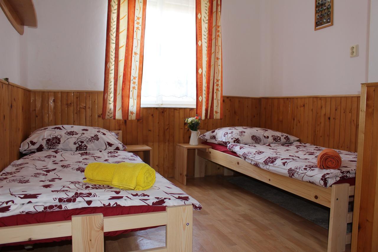 Penzion Bulhary S Vinnym Sklepem Exterior foto