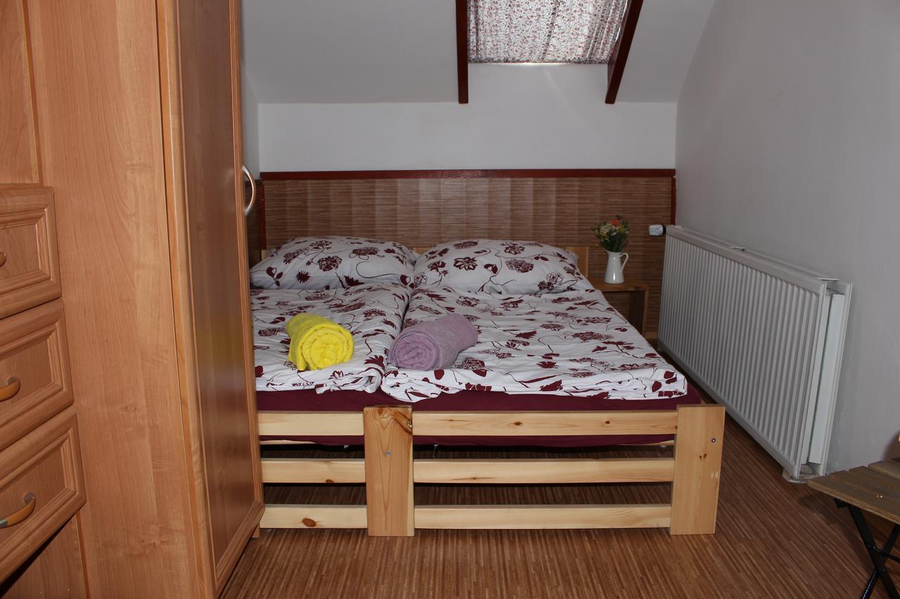 Penzion Bulhary S Vinnym Sklepem Exterior foto