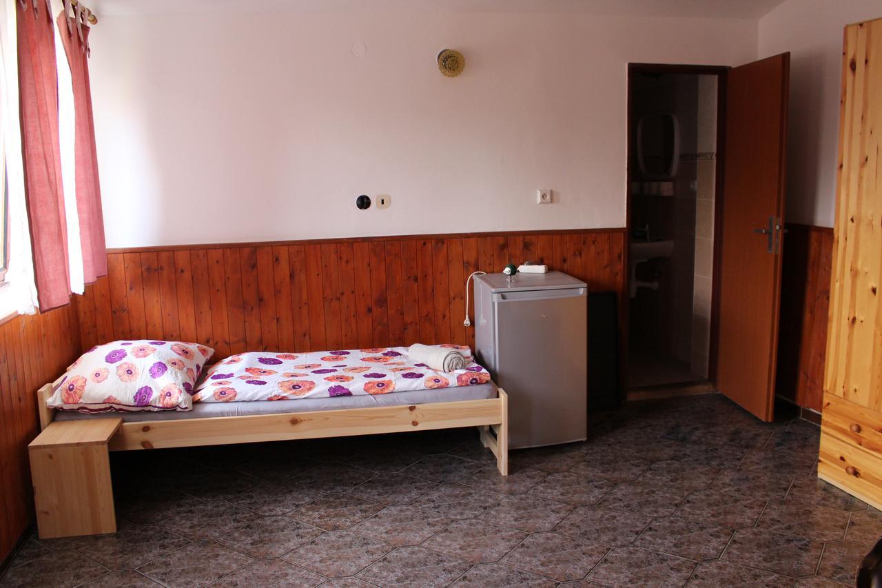 Penzion Bulhary S Vinnym Sklepem Exterior foto
