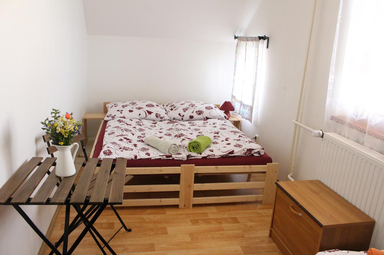 Penzion Bulhary S Vinnym Sklepem Exterior foto
