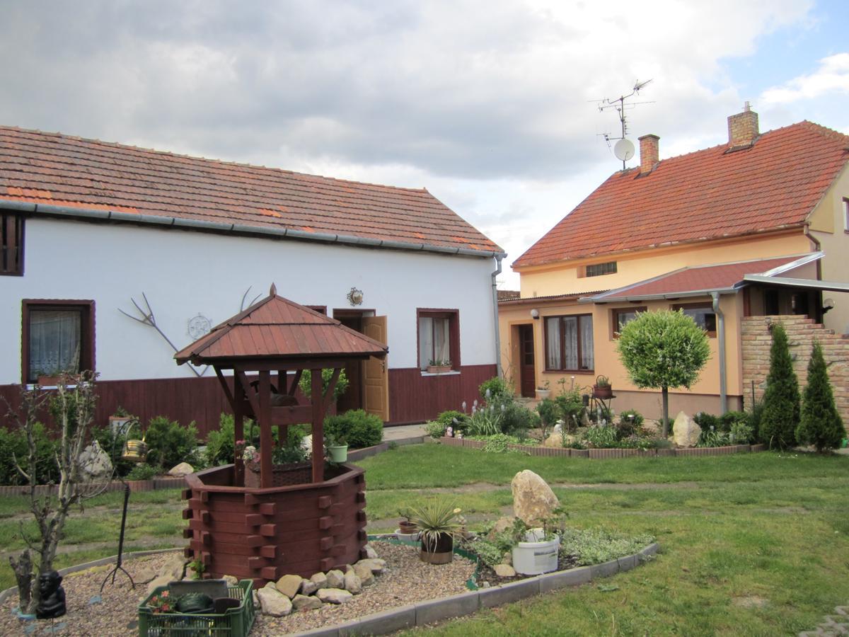 Penzion Bulhary S Vinnym Sklepem Exterior foto